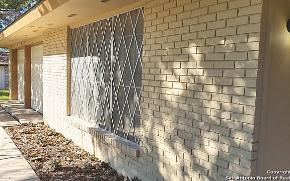 3rd image of 255 Harrow Dr