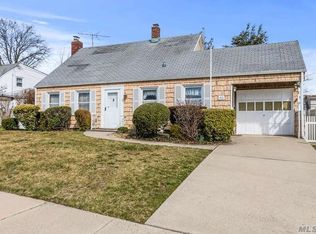 65 Hollyhock Rd, Levittown, NY 11756