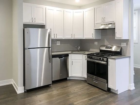 3rd image of 4945 N Oakley Ave #1