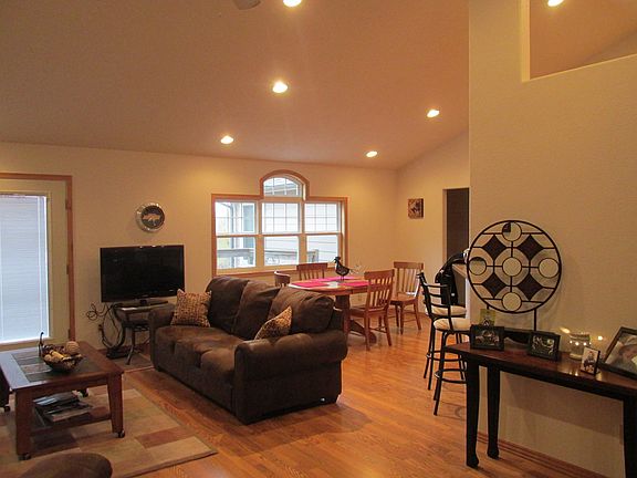 3rd image of 3827 Queens Pl