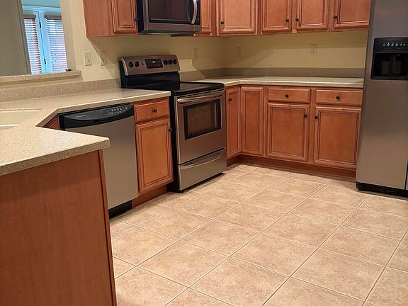 5th image of 261 Clairmont Dr