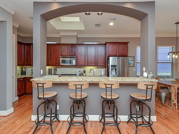 Large counter height bar, perfect for entertaining