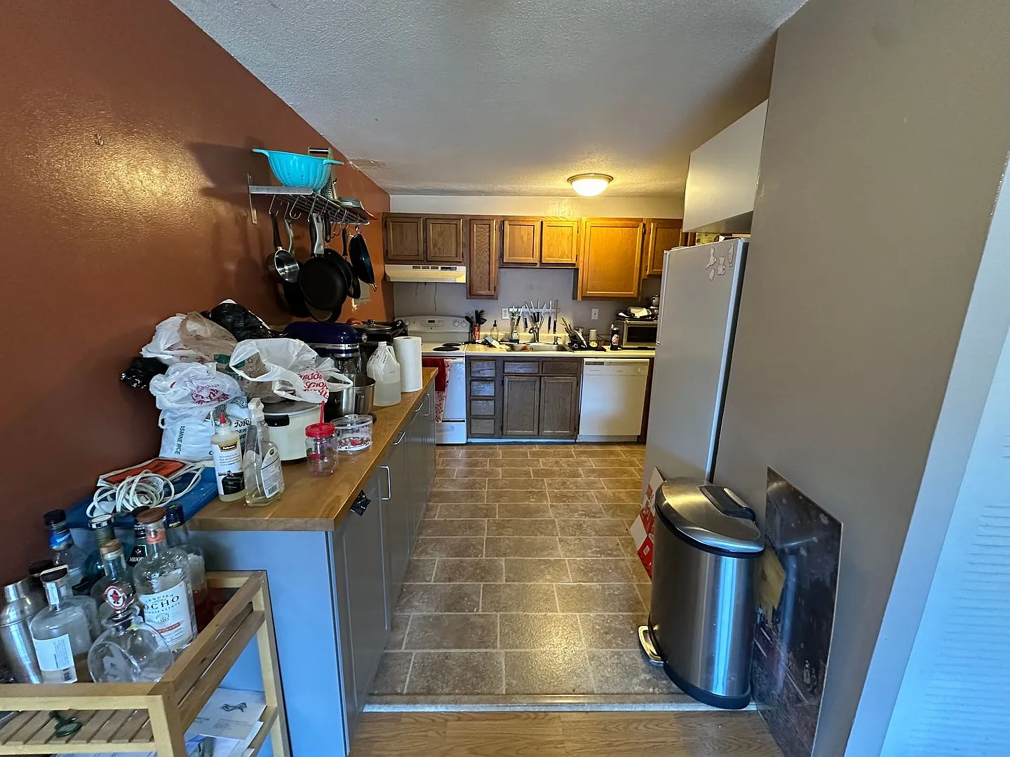 2 Bed/1 Bath - Close to T - Pool - Heat/Hot Water Included — Photo 4