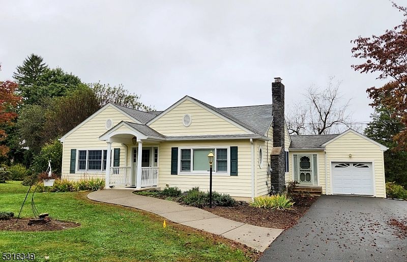 1st image of 4 Linda Ln
