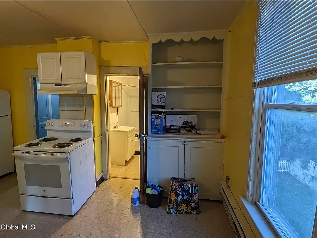 3 bed, $1,300 — Photo 2