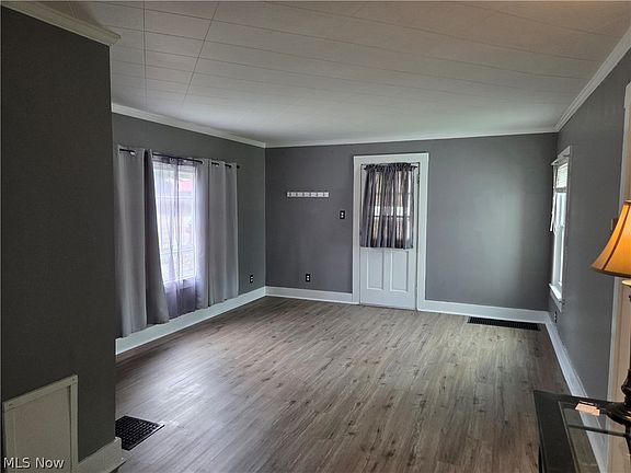 4th image of 208 W Main St