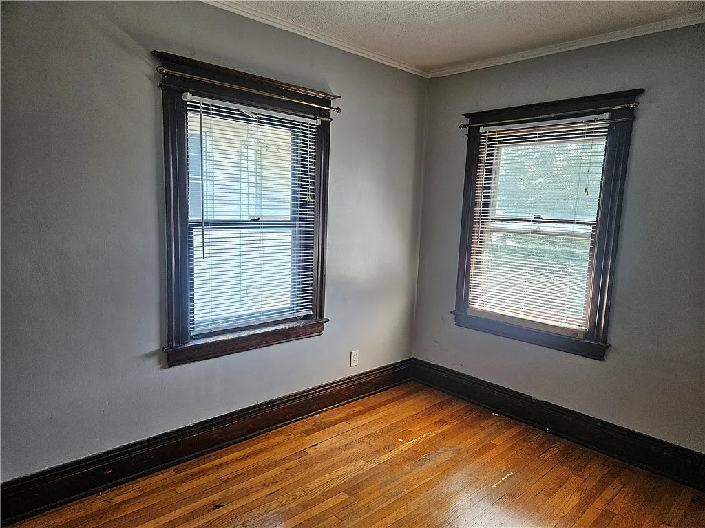 3 bed, 1.0 bath, 1500 sqft, $1,900 — Photo 4