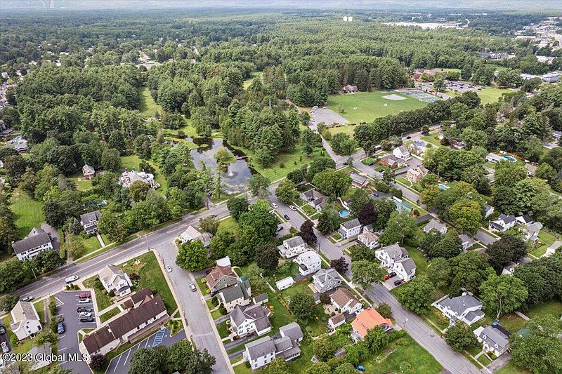 3rd image of 4 BOWMAN Avenue