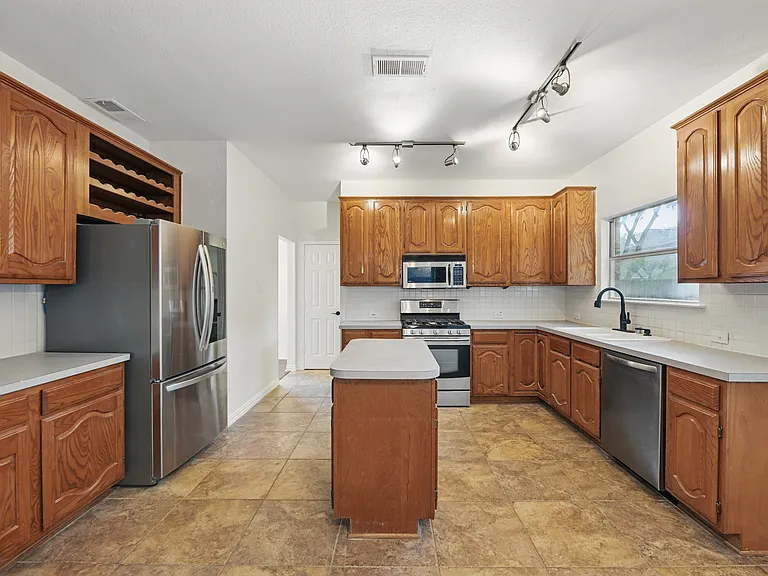 916 Sugarberry Ln — Photo 15