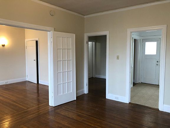 3rd image of 133 29th St #3