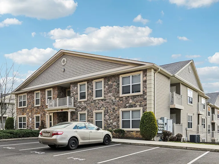 Summit Ridge Luxury Apartments — Photo 27