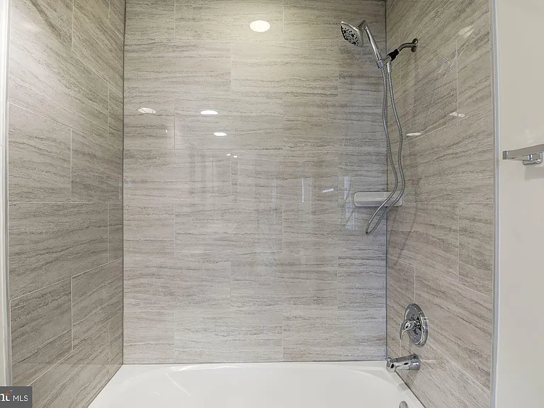 22037 Manning Sq — Photo 37