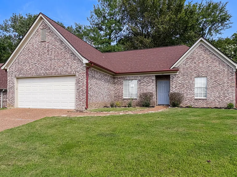 185 Village Dr — Photo 3