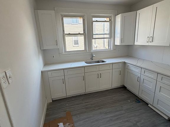 5th image of 924 Monroe Ave