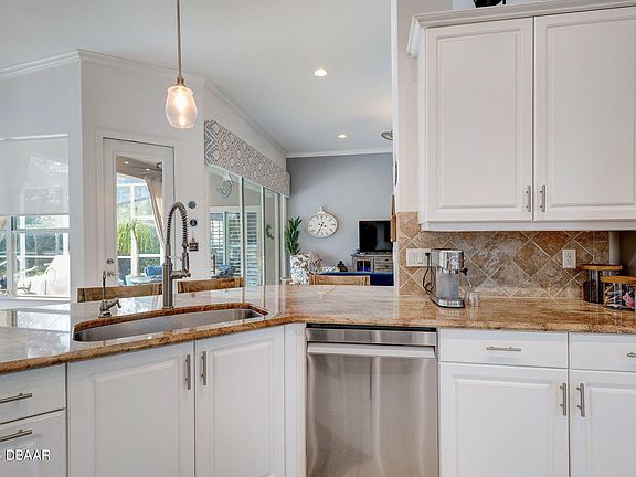 5th image of 561 Aldenham Ln