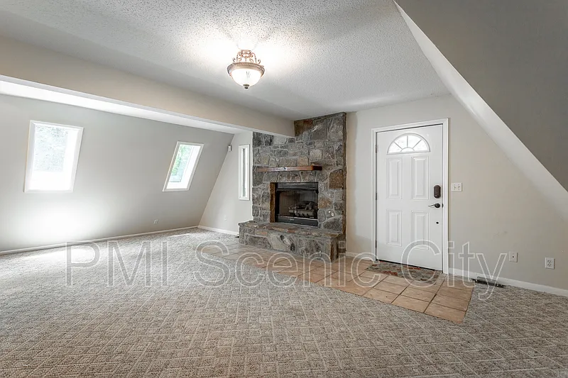 3 bed, 2.5 bath, 2118 sqft, $2,200 — Photo 2