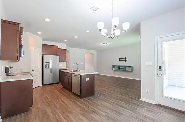 3 bed, 2.0 bath, 1477 sqft, $1,900 — Photo 4