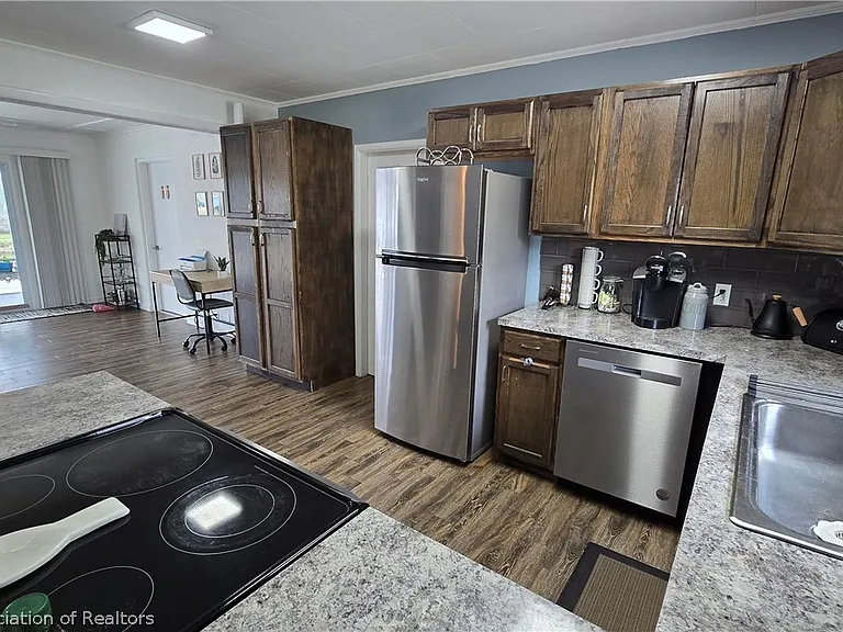 639 Killarney Dr — Photo 7
