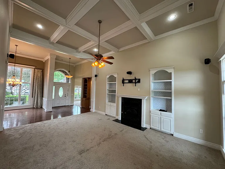 407 Lyndal Ln — Photo 3