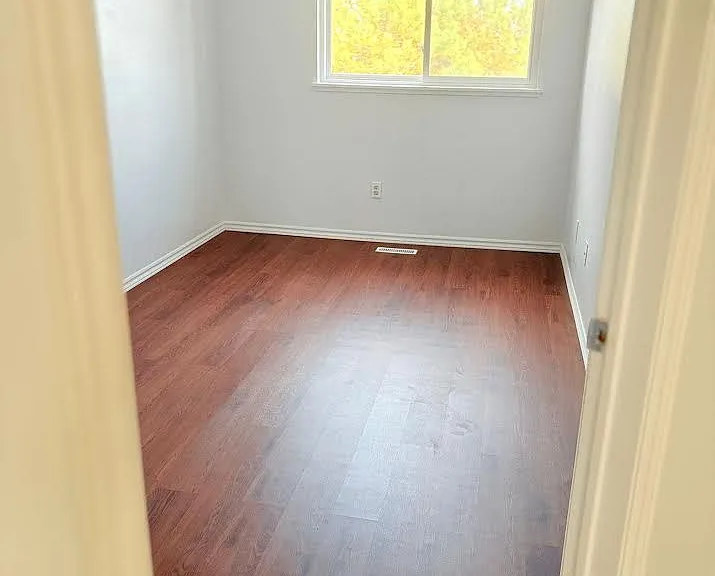 607 Gibney Cres — Photo 13