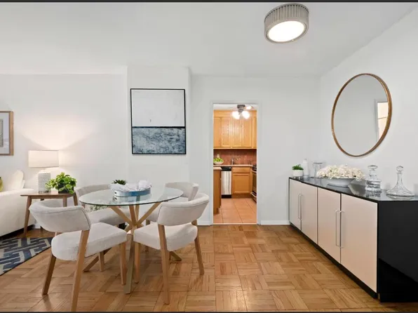 251 East 51st Street 3M image 2 of 8