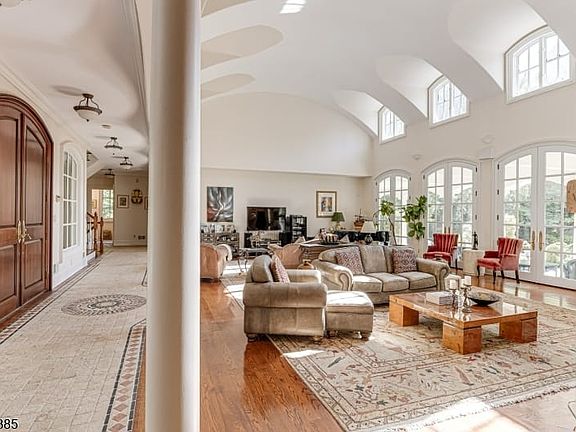 5th image of 21 Stoningham Dr