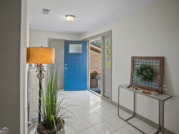 3rd image of 105 Oak Ridge Dr