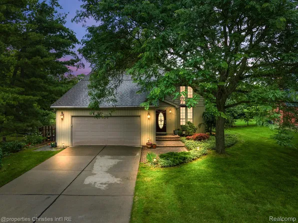 31820 Allerton Dr, Beverly Hills, MI 48025