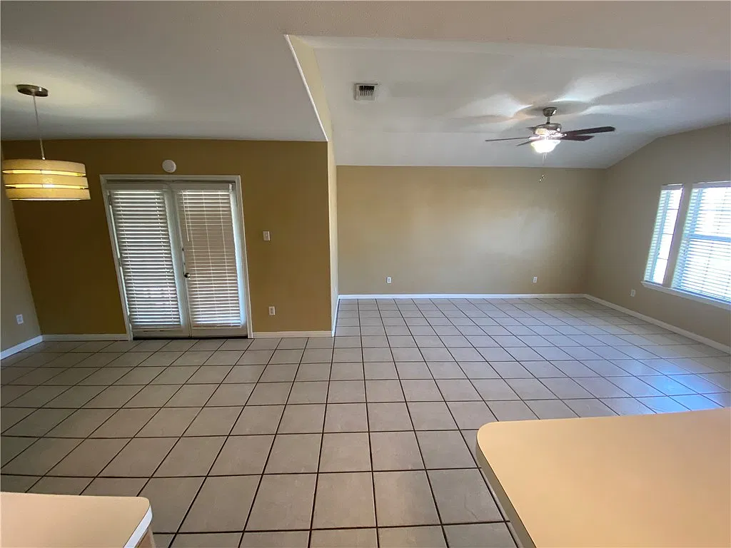 3 bed, 2.0 bath, 2562 sqft, $1,750 — Photo 2