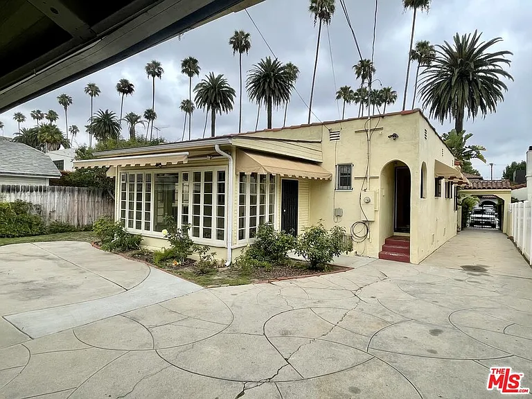 203 N Doheny Dr — Photo 2