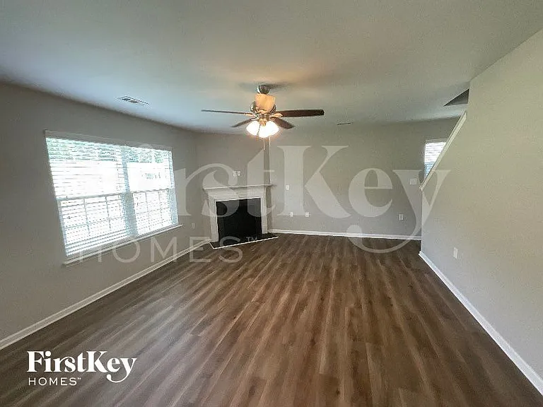 1800 Eastway Dr — Photo 3