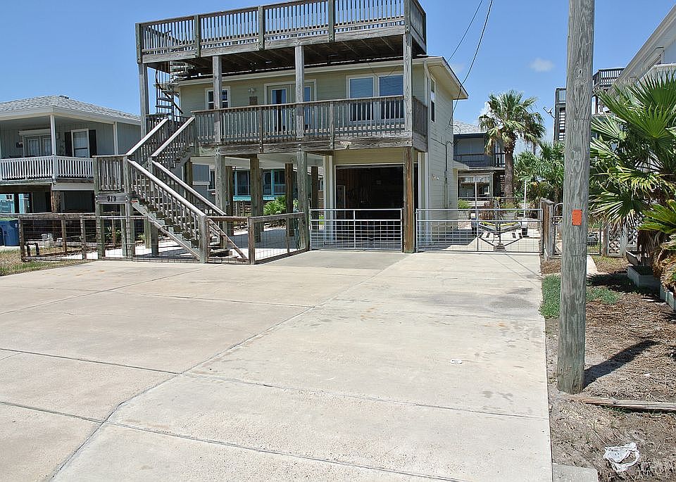 Front of home with parking