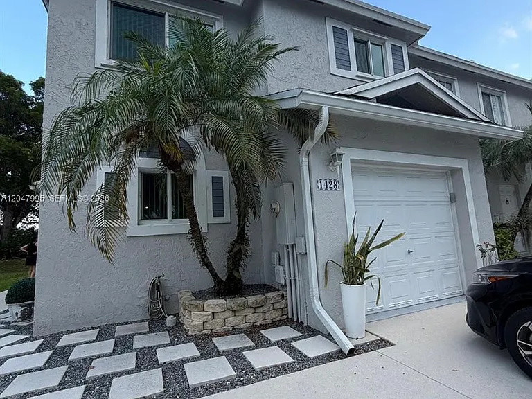 1428 SW 47th Ave — Photo 3
