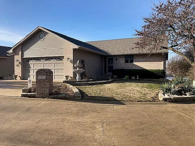 737 Shorewood Dr photo 1