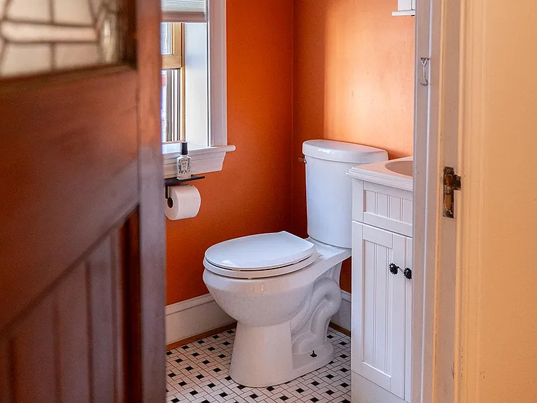 ____ Discover our bright and cheerful half bath on the 2nd floor, complete with a washer and dryer!
