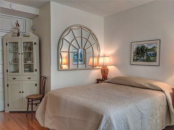 4th image of 33 Miller Ave