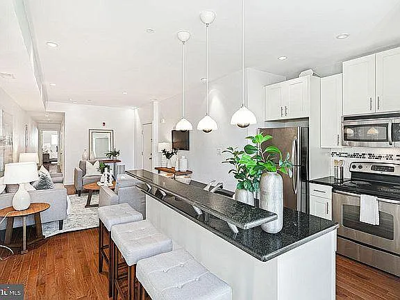 2 bed, 885 sqft, $1,975 — Photo 4