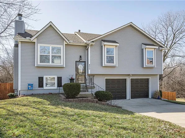 800 Deerfield Dr, Bonner Springs, KS 66012