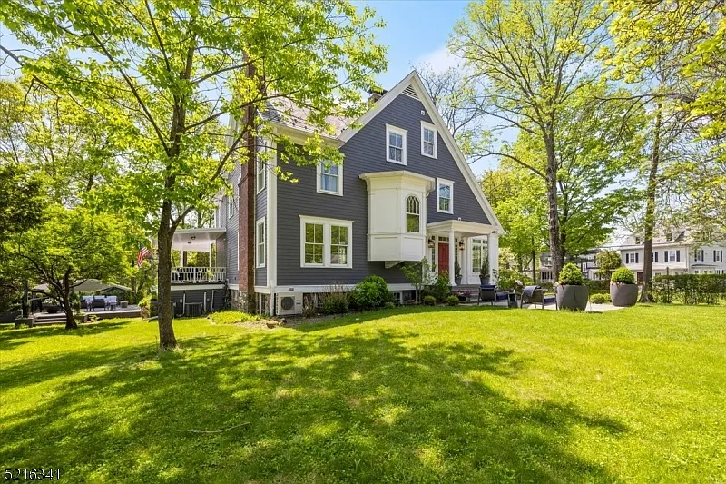 5 bed, 3.5 bath, 5000 sqft, $22,500 — Photo 3