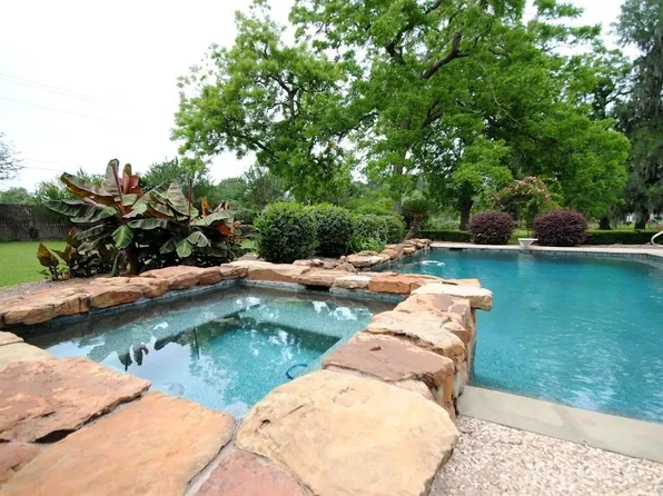 33218 W Forest Ct, Weston Lakes, TX 77441