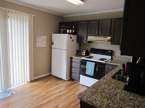 Bright Open Kitchen with Washer/Dryer