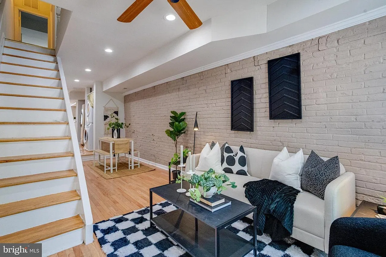 3 bed, 2.5 bath, 2004 sqft, $2,800 — Photo 1