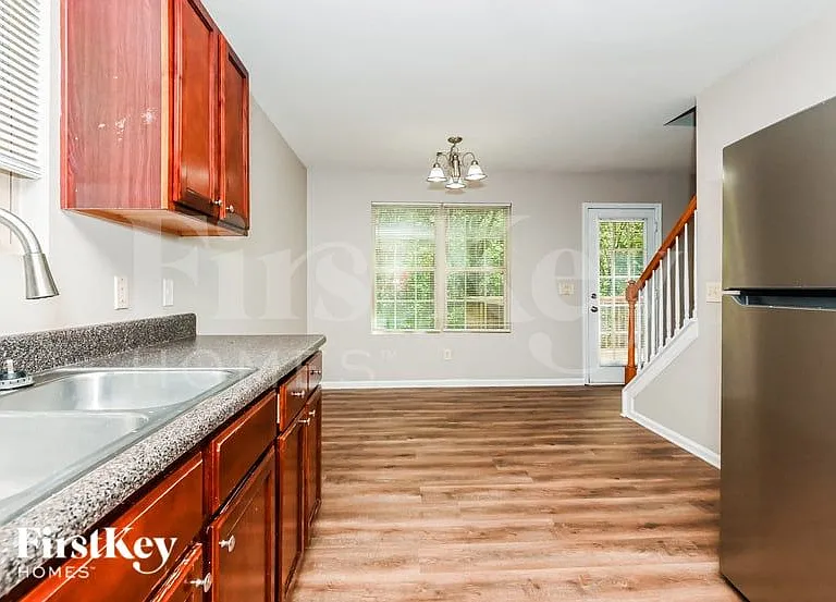 380 Pine Tree Dr — Photo 5