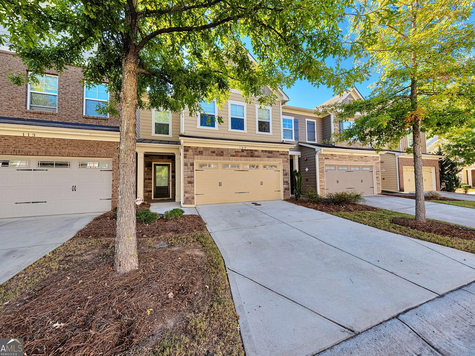 3 bed, 2.5 bath, 1829 sqft, $3,050 — Photo 2