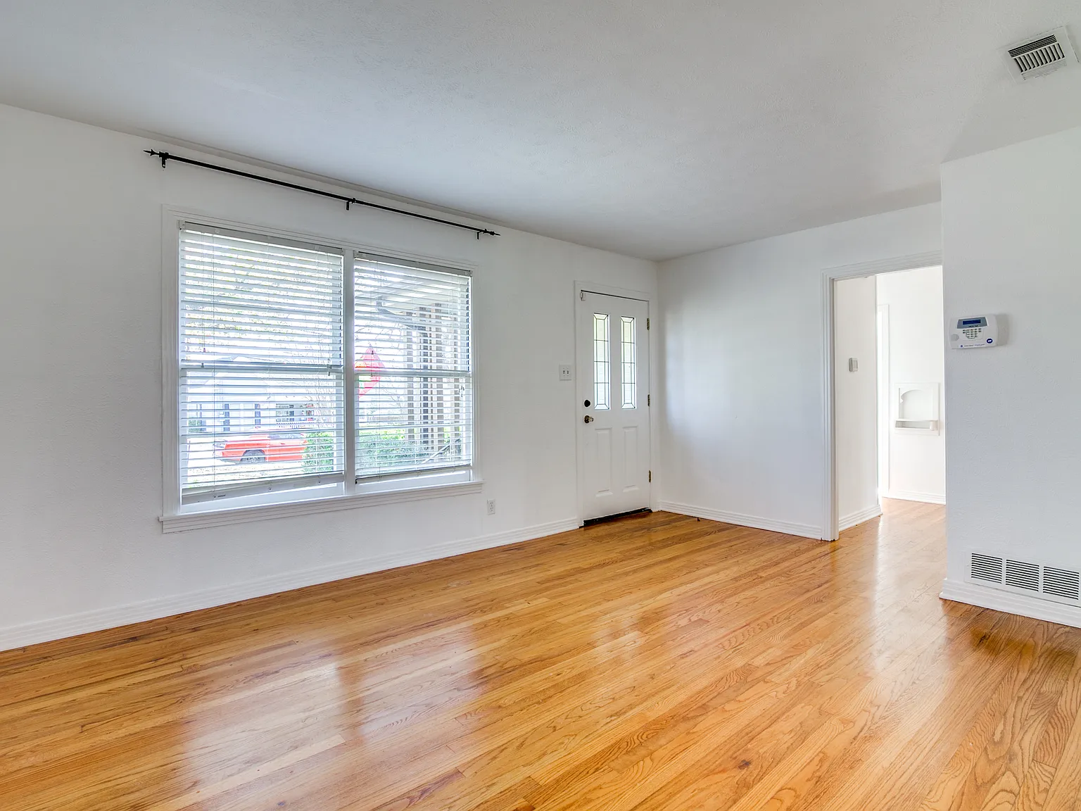 3 bed, 1356 sqft, $2,200 — Photo 3
