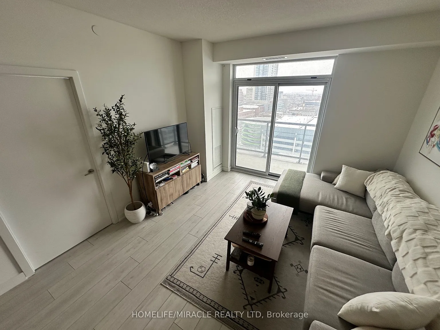 Young Condos — Photo 3