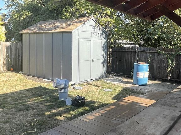 5th image of 728 Southwood Drive