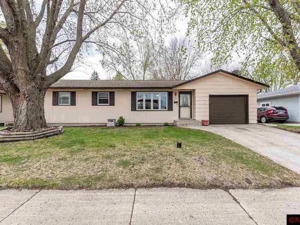 321 Pierce Ave, North Mankato, MN 56003