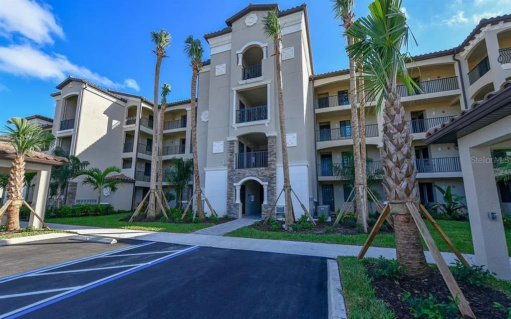 3 bed, 2.0 bath, 1286 sqft, $2,950 — Photo 2