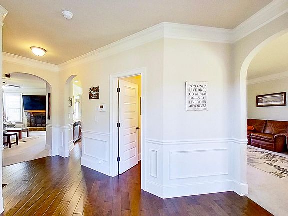 4th image of 4044 Lakewood Dr